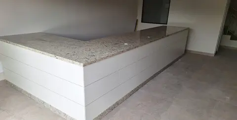 Balcão em L com tampo de granito claro