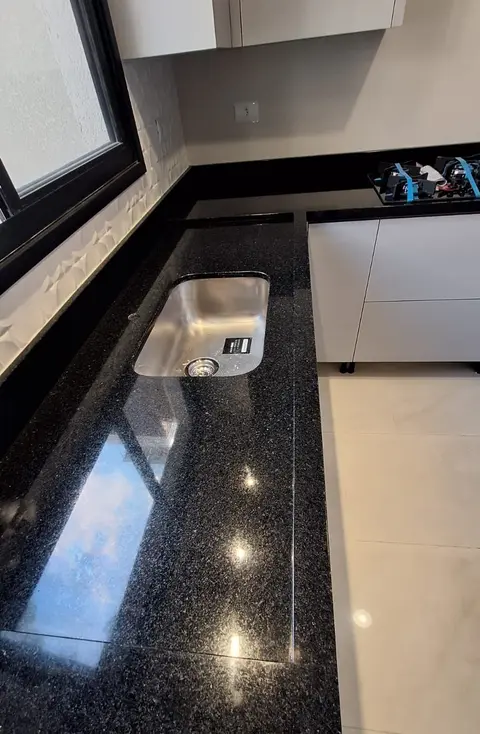 Bancada de granito preto polido com cuba de inox embutida