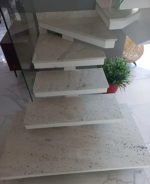 Escada com degraus em balanço em granito claro
