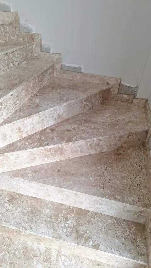 Escada em leque com degraus em mármore bege